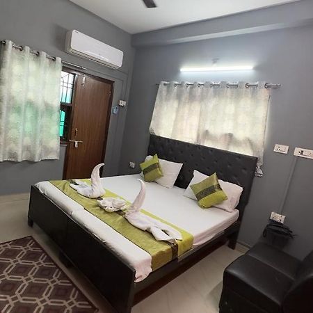 Hotel Aparajita Варанаси Экстерьер фото