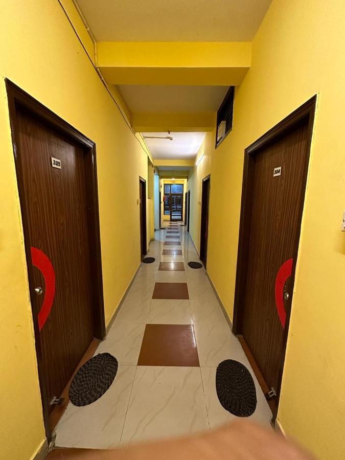 Hotel Aparajita Варанаси Экстерьер фото