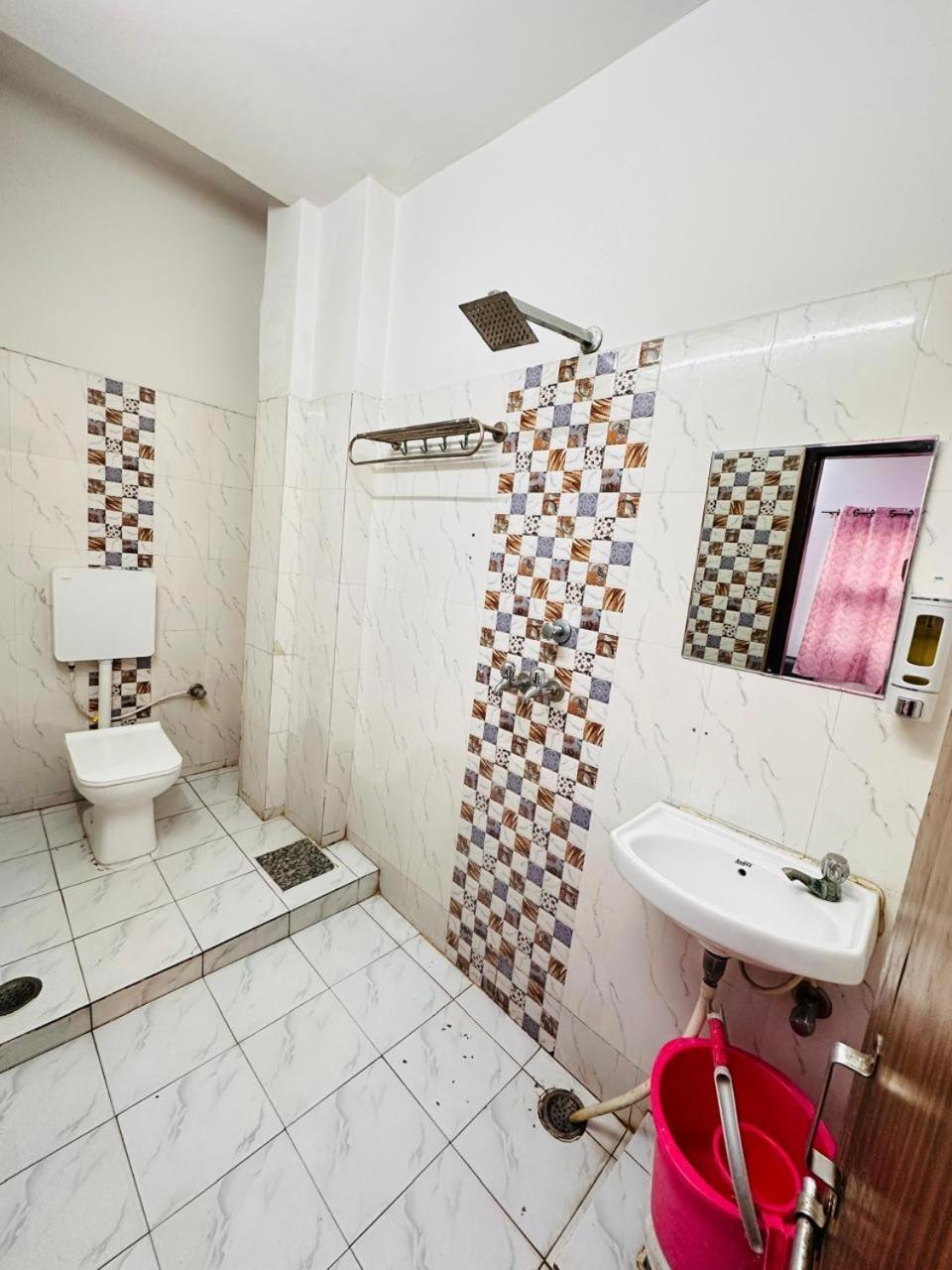Hotel Aparajita Варанаси Экстерьер фото