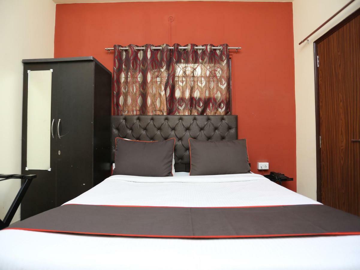 Hotel Aparajita Варанаси Экстерьер фото